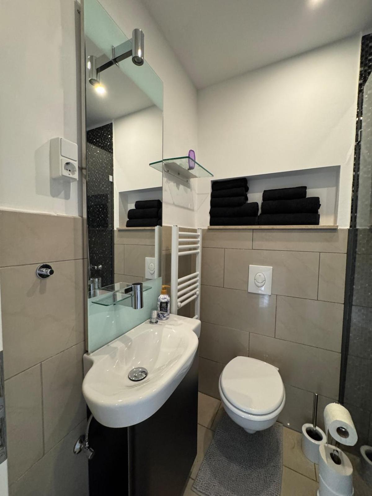 With Garden & 2 Bathrooms Apartment Cologne